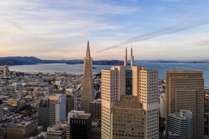 Four Seasons Hotel San Francisco at Embarcadero welcomes you into the heart of the city’s Financial District, one of the best views of the Golden Gate Bridge.