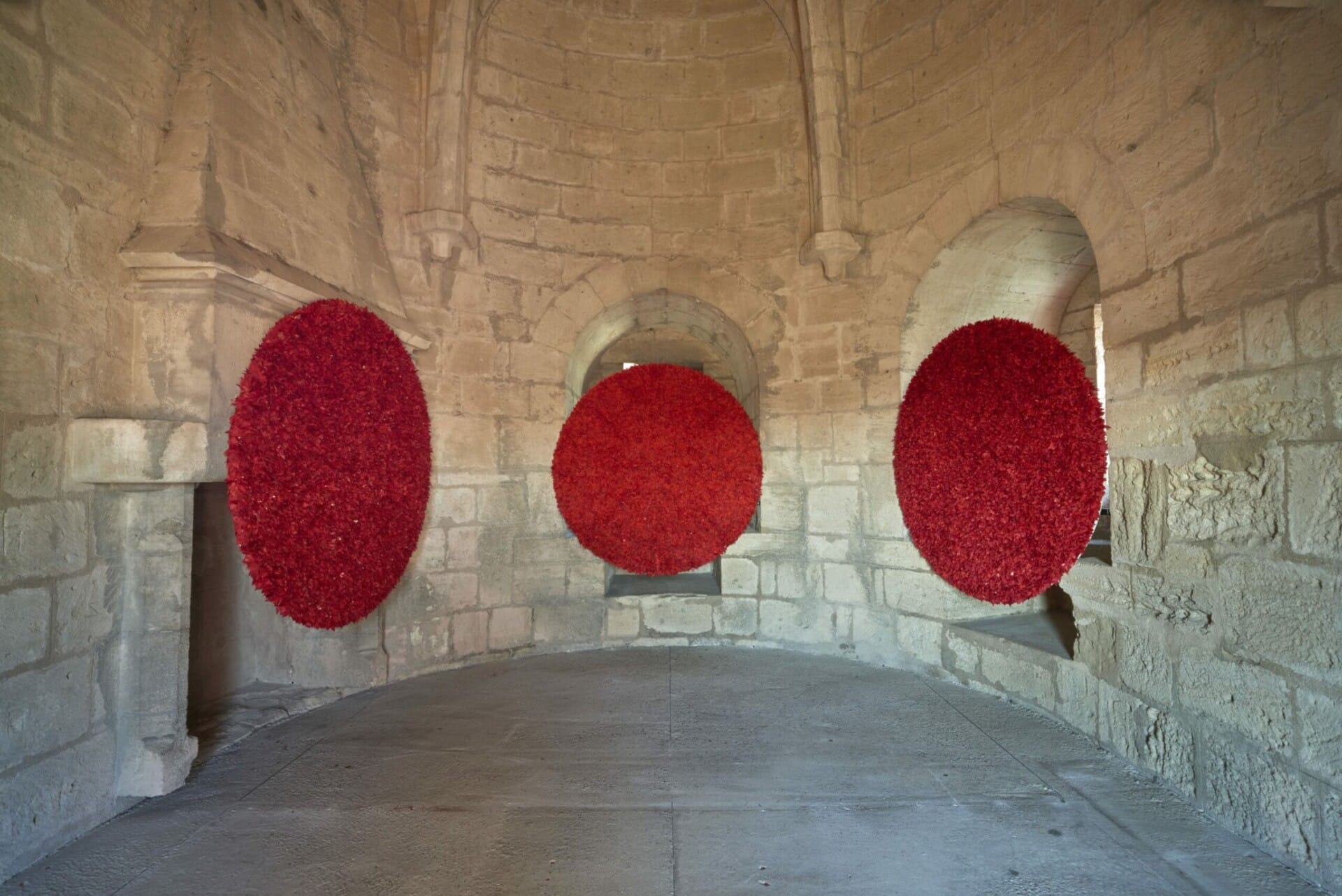 Installation view, Brise du rouge soleil de Joël Andrianomearisoa © Juan Cruz Ibanez - CMN