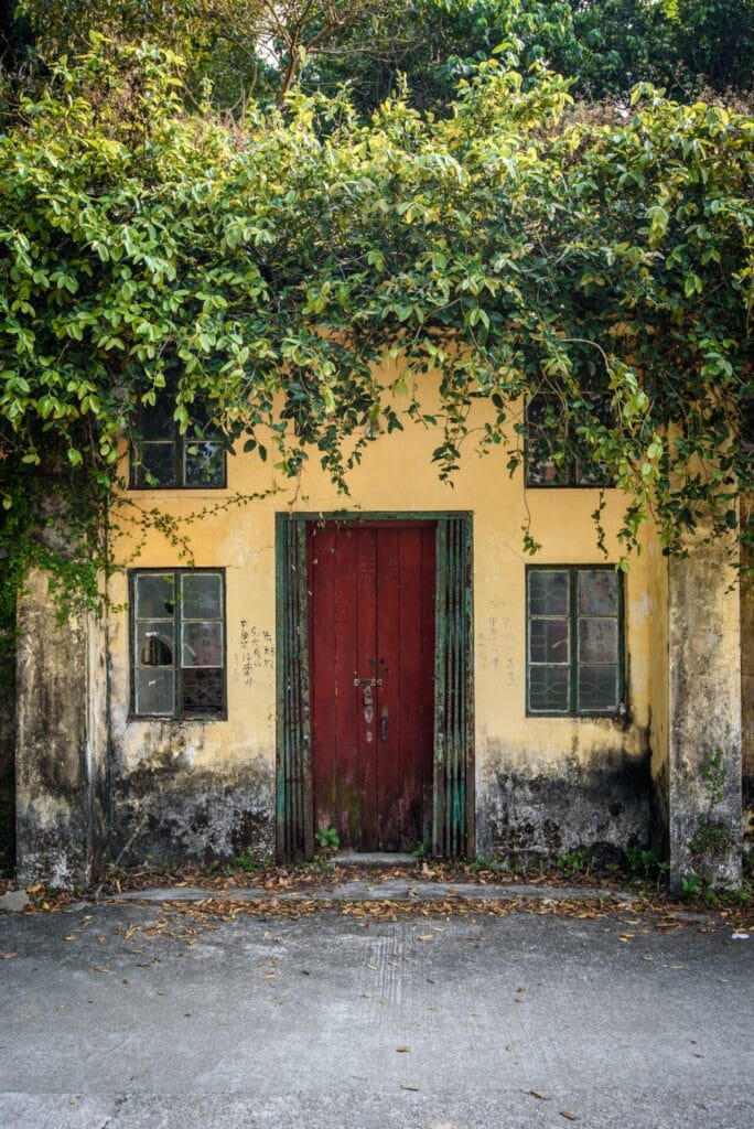 Abandoned Villages Of Hong Kong 瓦落叢⽣ by Stefan Irvine