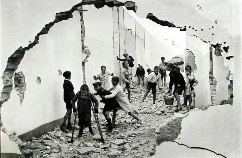 Henri CARTIER-BRESSON
Sevilla, 1933
© Fondation Henri Cartier-Bresson / Magnum Photos,
Cortesía de Howard Greenberg Gallery, Nueva York