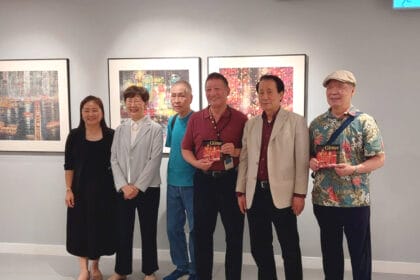 相片人物由左至右排列順序：Artspace K策展人李宇涵、董事長陳國慈、藝術家黃孝逵、沈平、王秋童和朱達誠